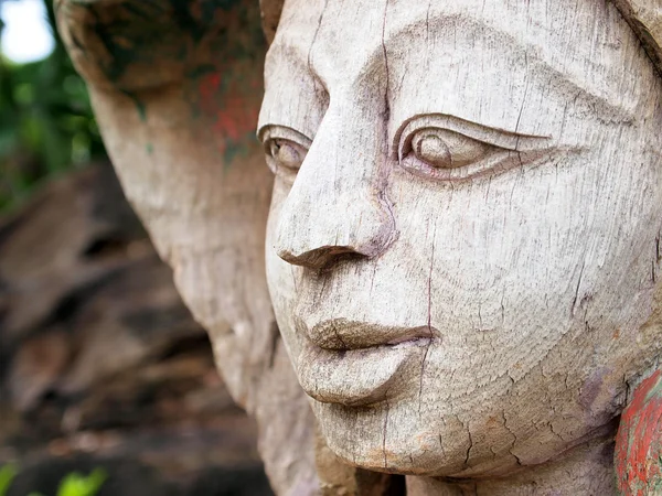 Arte de escultura de madeira na cidade antiga, Tailândia . — Fotografia de Stock