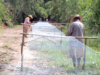Rayong, Tayland - Ağustos 13 - insanlar mends mesh onların Balık ağı üzerinde Ağustos 13, 2012, rayong, Tayland