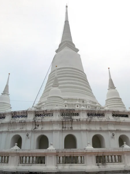 Pagoda blanca en Wat-Prayoon Rawongsawas, Bangkok, Tailandia —  Fotos de Stock