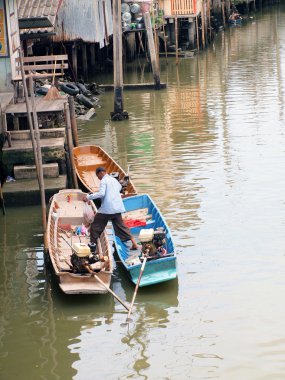 Samut prakan, Tayland - Ağustos 31: kimliği belirsiz kişi gitmek samut prakan Eyaleti, Tayland Ağustos 31, nehirde tekne ile yolculuk etmeyi 2013.