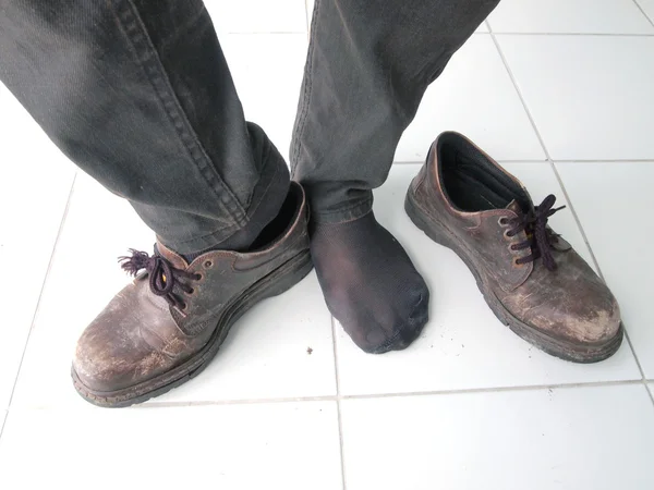 Мужчины носят обувь — стоковое фото