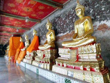 Bangkok-Ocak 4: altın Buda heykelleri wat suthat 4 Ocak 2012 Bangkok, Tayland, tapınak binası içinde bir satır. narai 17 yüzyılda Kral tarafından ünlü tapınağı inşa WAT suthat olduğunu. 