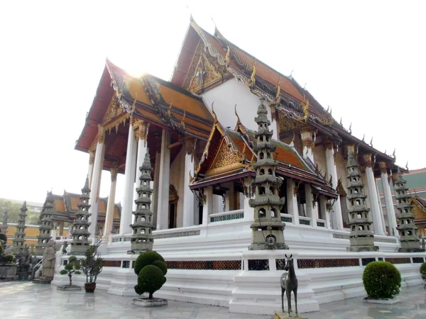 BANGKOK, TAILANDIA - 4 DE ENERO: La Capilla de Wat Suthat el 3 de enero de 2012 en Bangkok, Tailandia. Hay templo real en el oscilación gigante en Bangkok en Tailandia.Wat Suthat es un templo del reinado de Rama 8 . — Foto de Stock