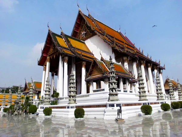 BANGKOK, THAILANDIA - 4 GENNAIO: La Cappella di Wat Suthat il 3 gennaio 2012 a Bangkok, Thailandia. C'è un tempio reale al Giant Swing a Bangkok in Thailandia.Wat Suthat è un tempio di Rama 8 regno . — Foto Stock
