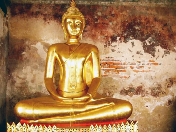 BANGKOK-JANUARY 4: Golden Buddha statues in a row inside the temple hall of Wat Suthat on January 4, 2012 in Bangkok, Thailand. Wat Suthat is a famous temple built during 17th century by King Narai. — Stock Photo, Image