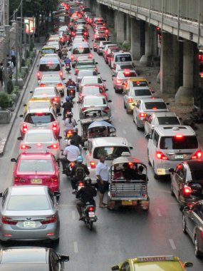 Bangkok - Kasım 17: 17 Kasım 2012 tarihinde zafer anıtı bangkok, thailand.after yeni hükümetin ilk araba polcy, trafik sıkışıklığı yakın işlek bir yol boyunca trafik sıkışıklığı olduğunu daha önce