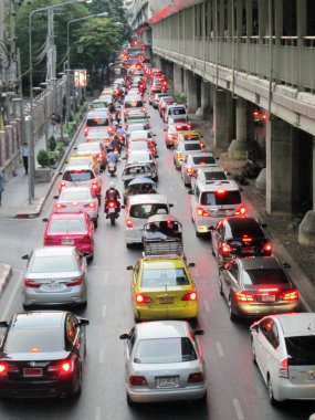 Bangkok - Kasım 17: 17 Kasım 2012 tarihinde zafer anıtı bangkok, thailand.after yeni hükümetin ilk araba polcy, trafik sıkışıklığı yakın işlek bir yol boyunca trafik sıkışıklığı olduğunu daha önce