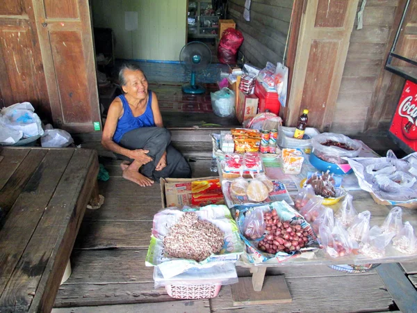 SAMUT PRAKAN, THAILANDIA, 17 NOVEMBRE: vecchia donna vende uova al mercato di Khlong Luang Phaeng il 17 novembre 2012 a Samut Prakan, Thailandia — Foto Stock