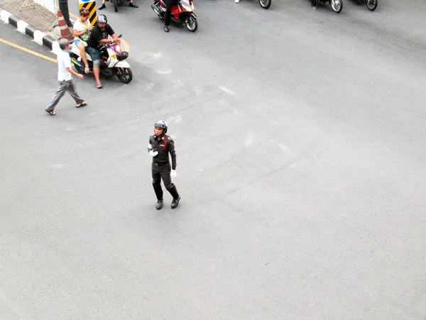 БАНГКОК, Таиланд - 17 ноября 2012 года неизвестный полицейский контролирует дорожное движение на перекрестке Рат Прасонг в Бангкоке . — стоковое фото
