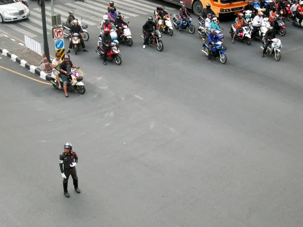 BANGKOK, TAILANDIA - 17 DE NOV: Un policía no identificado controla el tráfico en la carretera el 17 de noviembre de 2012 en la intersección Rat Prasong en Bangkok . —  Fotos de Stock