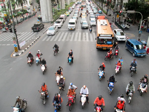 BANGKOK - NOV 17: Motociclistas e carros esperam em uma junção durante a hora de ponta em 17 de novembro de 2012 em Bangkok, Tailândia. Motocicletas são muitas vezes o transporte de escolha para as estradas fortemente congestionadas de Bangkok . — Fotografia de Stock