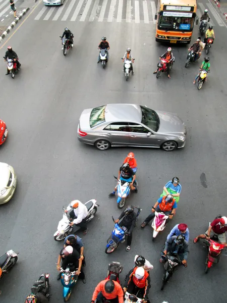 Bangkok - 17. nov: Motorradfahrer und Autos warten während der Hauptverkehrszeit am 17. nov 2012 in bangkok, thailand, an einer Kreuzung. Auf Bangkoks stark verstopften Straßen sind Motorräder oft das Transportmittel der Wahl. — Stockfoto