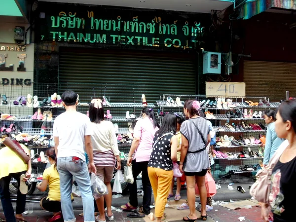 BANGKOK, THAÏLANDE - JANUARY07, 2012 : Bangkok est une ville de Thaïlande, capitale de l'État de Thaïlande. Vente de chaussures dans la rue de Bangkok . — Photo