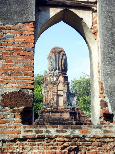 Древние руины - wat phra sri rattana mahathat lop buri в Таиланде . — стоковое фото