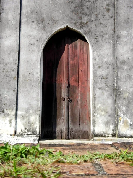 Oude houten kerkdeur — Stockfoto