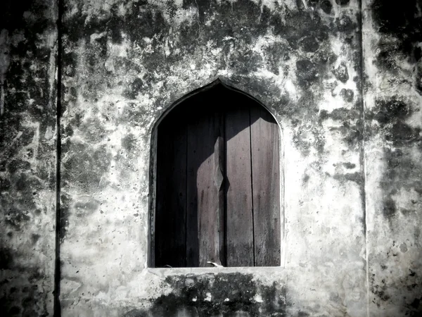 Oude venster en muur van de tempel, thailand — Stockfoto