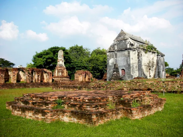 Древние руины - wat phra sri rattana mahathat lop buri в Таиланде . — стоковое фото