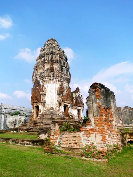Древние руины - wat phra sri rattana mahathat lop buri в Таиланде . — стоковое фото