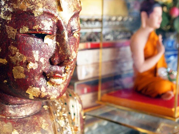 BANGKOK, THAILAND - November 12 :Buddha statue was the faith of the people at Wat Saket ,on Novemver 12,2011 in Bangkok,Thailand. — Stock Photo, Image