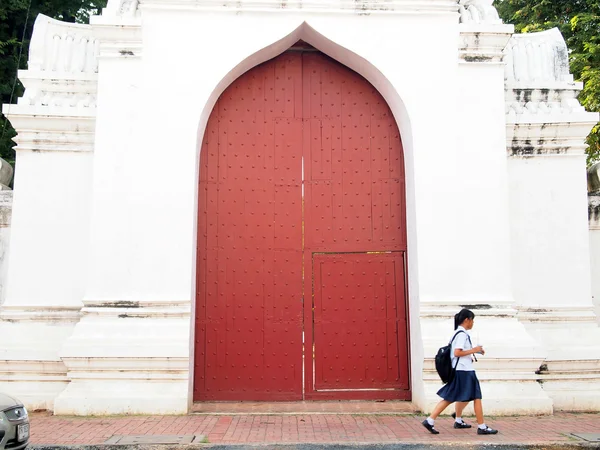 LOP BURI, TAILANDIA - 8 DE DICIEMBRE DE 2012: estudiantes cruzan las puertas de Lop Buri, Tailandia . —  Fotos de Stock