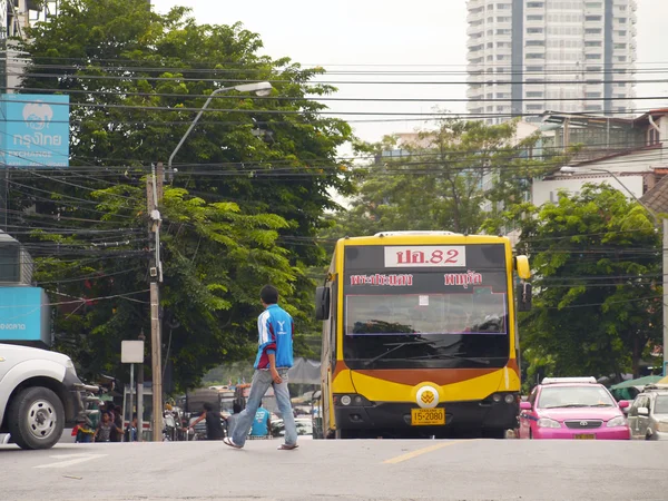 BANGKOK - 8 DE SEPTIEMBRE: Un hombre no identificado cruza una carretera el 8 de septiembre de 2012 en Bangkok, Tailandia . —  Fotos de Stock