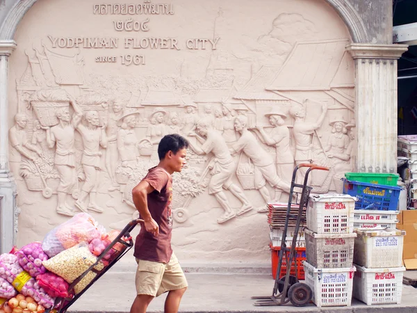 BANGKOK, THAILANDIA-SETTEMBRE 8: Un lavoratore non identificato spinge un carrello pieno di verdure attraverso il mercato vegetale l '8 settembre 2012 a Bangkok, Thailandia . — Foto Stock