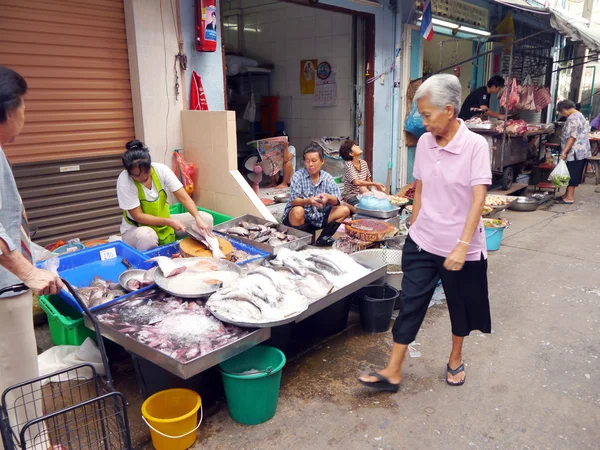 BANGKOK, THAÏLANDE - 8 SEPTEMBRE : Femme non identifiée vendant du poisson sur le marché local à Bangkok, Thaïlande, le 8 septembre 2012 . — Photo