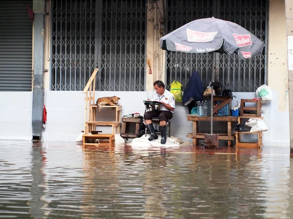 BANGKOK, THAILAND - OCTOBER 30 : Heavy flooding from monsoon rain in Ayutthaya and north Thailand arriving in Bangkok on October 30,2011 Bangkok, Thailand — Stock Photo, Image