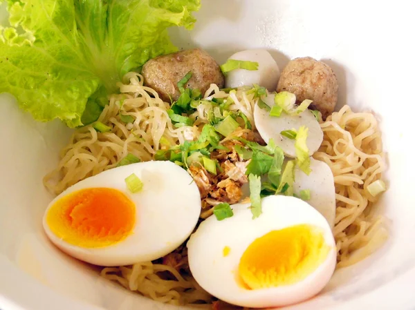 Tajski makaron zupa z piłką wieprzowina i jajkiem — Zdjęcie stockowe
