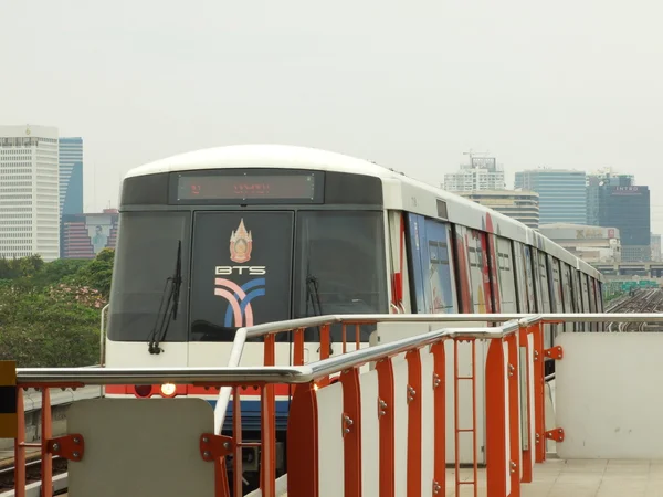 BANGKOK - 14 MARS : BTS Skytrain dans une gare du centre-ville alors que le réseau ferroviaire s'apprête à ouvrir six autres nouvelles gares le 14 mars 2009 à Bangkok, Thaïlande . — Photo
