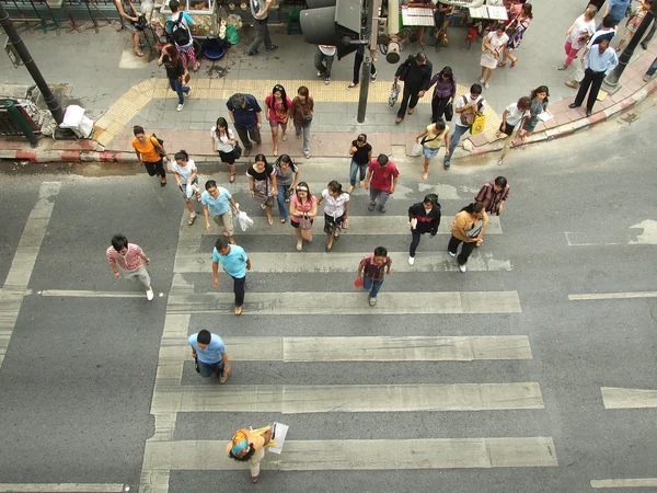 BANGKOK, THAILAND - MARÇO 14: Pedestres não identificados na travessia de Rat Prasong em 14 de março de 2009 em Banguecoque, Tailândia . — Fotografia de Stock