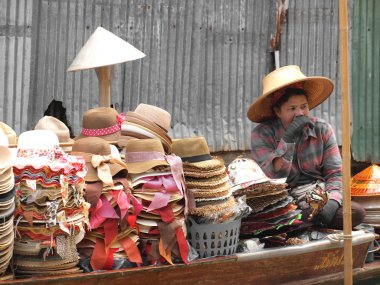 Ratchaburi, Tayland-Eylül 2013: Yerel halkların satmak meyveler, yiyecek ve ürünleri damnoen saduak yüzen, Pazar, Eylül ' 7,2013 içinde ratchaburi, Tayland .dumnoen şehrinde çok popüler bir turistik 's