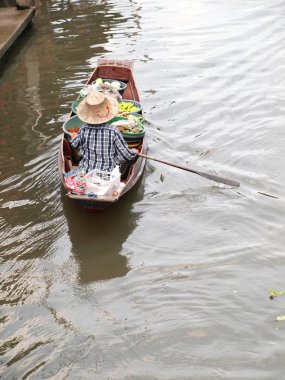 Ratchaburi, Tayland-Eylül 2013: Yerel halkların satmak meyveler, yiyecek ve ürünleri damnoen saduak yüzen, Pazar, Eylül ' 7,2013 içinde ratchaburi, Tayland .dumnoen şehrinde çok popüler bir turistik 's