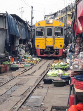 maeklong, Tayland - 7 Eylül: ünlü tren kez tren çalışır bu tezgahları ile bir gün thailand.three maeklong, Tayland, 7 Eylül 2013 samut songkhram marketler.
