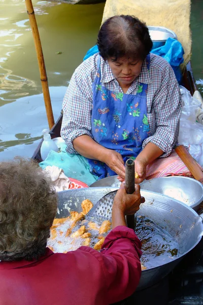 РАТЧАБУРИ, ТАЙЛАНД-ДЕКАБРЬ 2007: Местные жители продают фрукты, продукты питания и продукты на плавучем рынке Damnoen Saduak, 30 декабря 2007 года в Ратчабури, Таиланд. Dumnoen Saduak является очень популярным туристом — стоковое фото