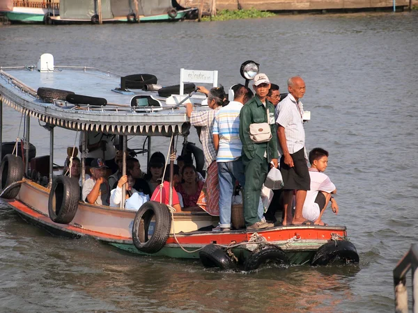 Bangkok - 24 maart: mensen in de boot op de rivier mae nam chao phraya op 24 maart 2013 in bangkok, thailand. boot veerboot is een regelmatige openbare dienst op de rivier. — Stockfoto