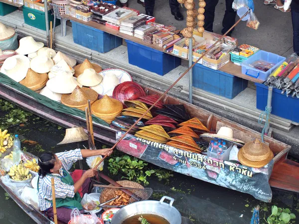 RATCHABURI, TAILANDIA - SEPTIEMBRE DE 2013: Los pueblos locales venden frutas, alimentos y productos en el mercado flotante Damnoen Saduak, el 7 de septiembre de 2013 en Ratchaburi, Tailandia. Dumnoen Saduak es un turista muy popular. — Foto de Stock