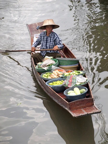 RATCHABURI, THAILAND-SEPTEMBER 2013: Local peoples sell fruits, food and products at Damnoen Saduak floating market, on September 7 2013 in Ratchaburi, Thailand. Dumnoen Saduak is a very popular tourist — стоковое фото