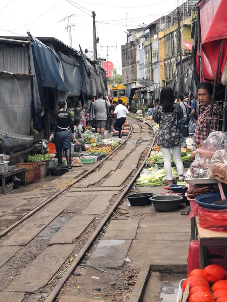 MAEKLONG, THAILANDIA - 7 SETTEMBRE: I famosi mercati ferroviari di Maeklong, Thailandia, 7 settembre 2013, Samut Songkhram, Thailandia. Tre volte al giorno il treno attraversa queste bancarelle . — Foto Stock