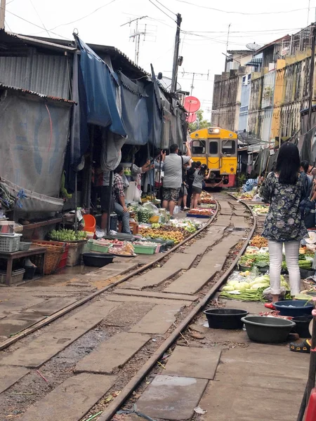 MAEKLONG, THAILANDIA - 7 SETTEMBRE: I famosi mercati ferroviari di Maeklong, Thailandia, 7 settembre 2013, Samut Songkhram, Thailandia. Tre volte al giorno il treno attraversa queste bancarelle . — Foto Stock