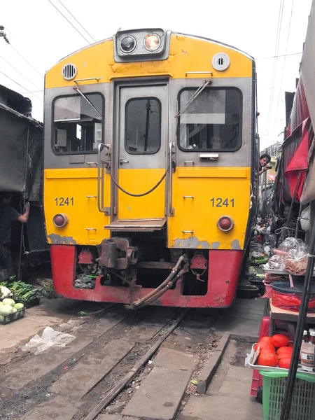 Maeklong, thailand - 7. September: die berühmten Eisenbahnmärkte in maeklong, thailand, 7. September 2013, samut songkhram, thailand. Dreimal am Tag fährt der Zug durch diese Stände. — Stockfoto