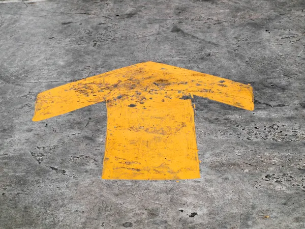作为一条街道上的道路标记箭头标志 — 图库照片