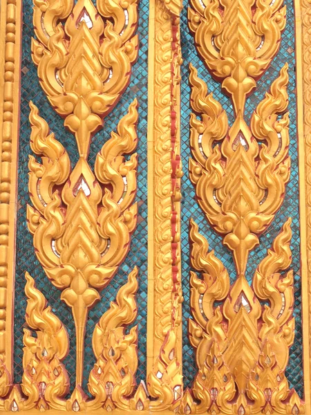 Porta texturizada de ouro estilo tailandês no templo budista antigo — Fotografia de Stock