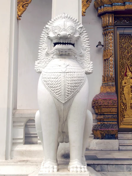 Bangkok, Tayland - 20 Ekim: 150 yıl antik mermer aslan duran benjamaborphit Tapınağı, bangkok, Tayland, ana Tapınağı önünde. 20 Ekim 2013. — Stok fotoğraf