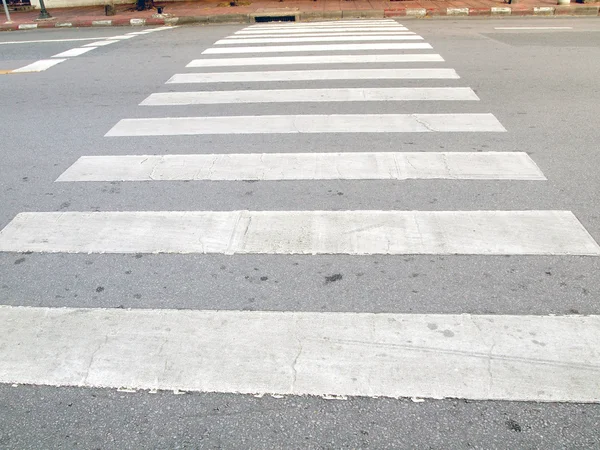 Caminhada de tráfego Zebra na cidade — Fotografia de Stock