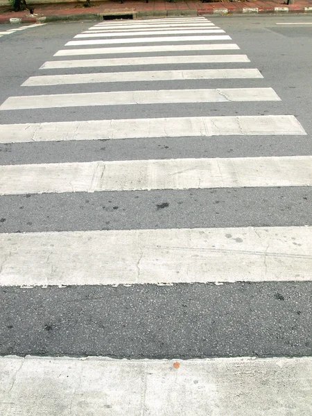 Зебра трафик пешеходный путь в городе — стоковое фото