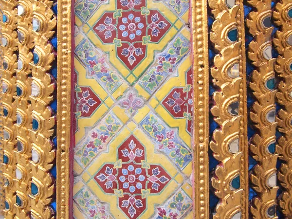 Pintu bertekstur emas Thai gaya di kuil Buddha kuno — Stok Foto