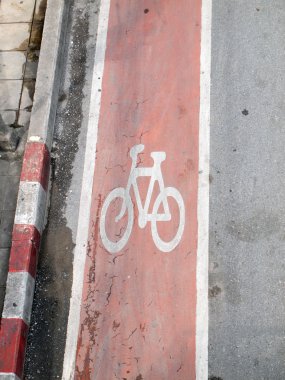 Kaldırıma bisiklet yolu tabelası boyanmış. 