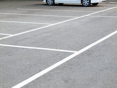 Kamu parkında park alanı.