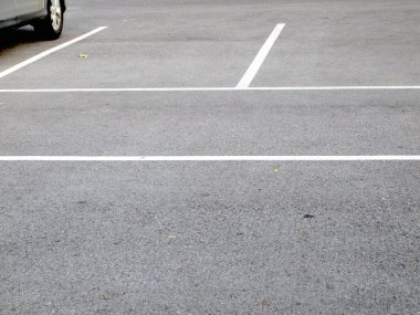 Kamu parkında park alanı. 